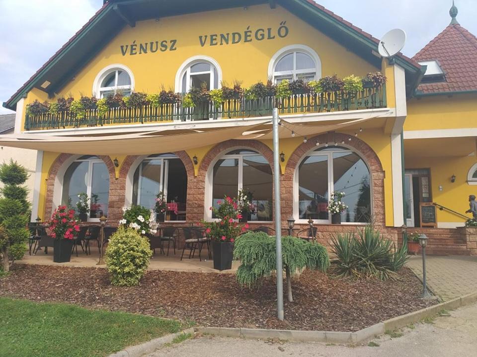 Venusz Panzio Es Vendeglo Bed and Breakfast Bagod Exteriör bild